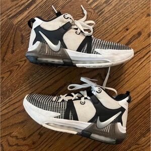 Kids Nike Lebron Witness 7 size 6Y